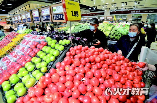 4月9日，顾客在河北省邯郸市一家超市选购蔬菜。 新华社发（郝群英摄）