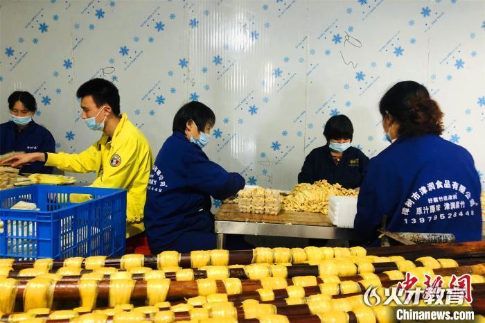 图为在江西省樟树市一家食品厂，工人正在包装腐竹。吴鹏泉 摄