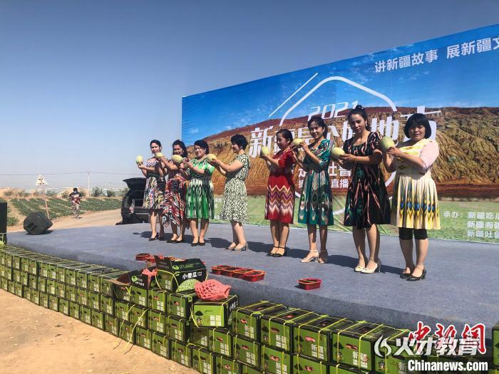 吐鲁番鄯善县吐峪沟农民展示刚上市的甜瓜。陶拴科 摄