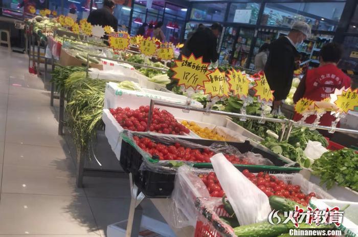 北京西城区某菜市场的蔬菜价格。 <a target='_blank'  data-cke-saved-href='http://www.chinanews.com/' href='http://www.chinanews.com/' >中新网</a>记者 谢艺观 摄