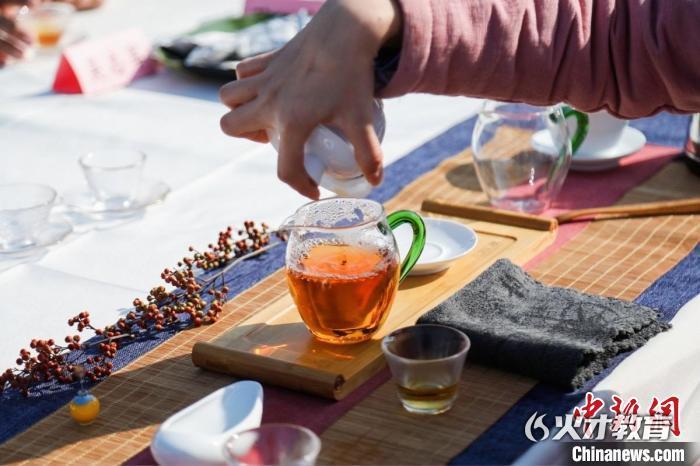 图为获奖茶样泡出的茶水。贵州省茶办供图