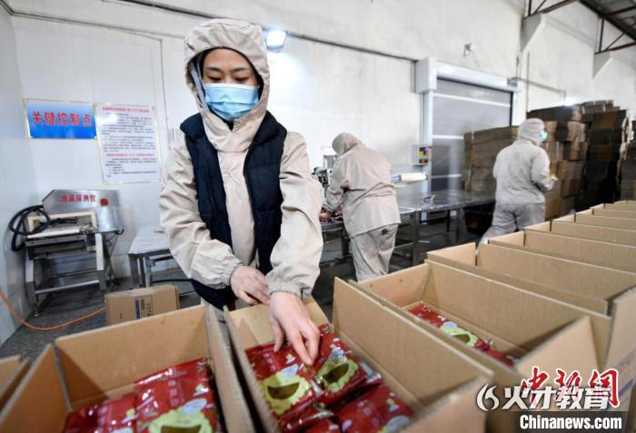 图为河北文安一杂粮加工企业工人正在打包装箱。王晖 摄