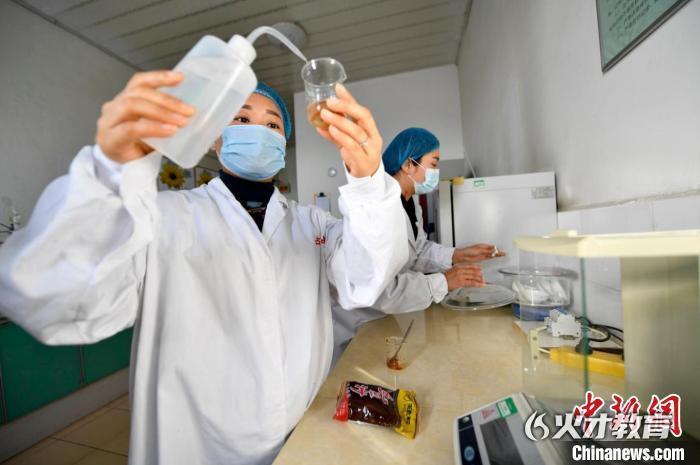 图为河北文安一杂粮加工企业质检人员正在监测红豆沙样品。王晖 摄